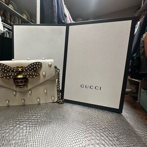 Gucci White Broadway Pearl Bee Shoulder Bag ( NEVER USED)